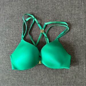 Victoria’s Secret bra never worn!! tags cut 32C